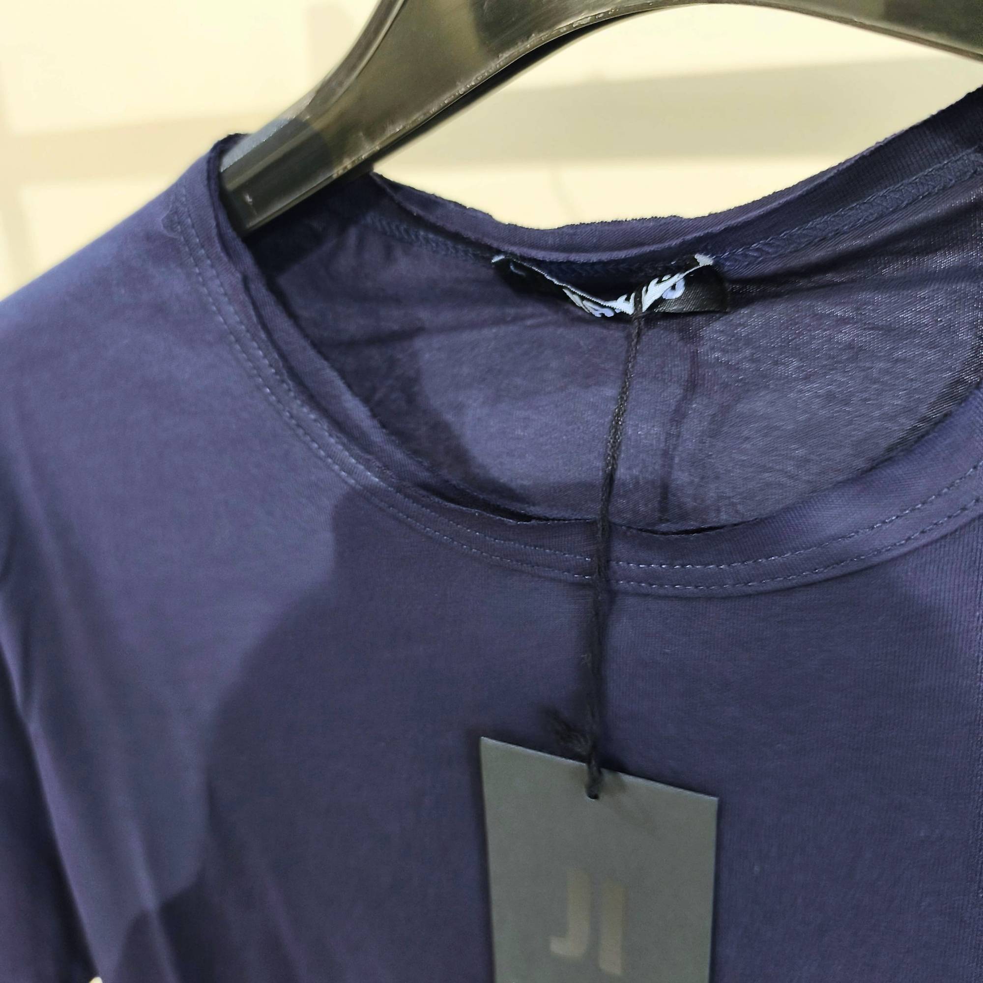 T-Shirt Najiko - Collo Taglio Vivo